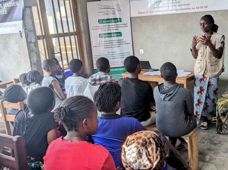 Goma, 12 juin 2025 – ASUCO intègre de jeunes filles dans ses clubs communautaires : un premier pas vers leur autonomisation.